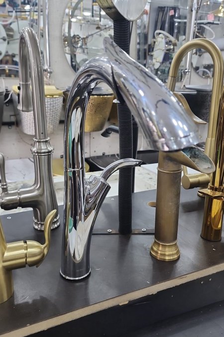 حنفية مطبخ كروم بتصميم انسيابي فاخر